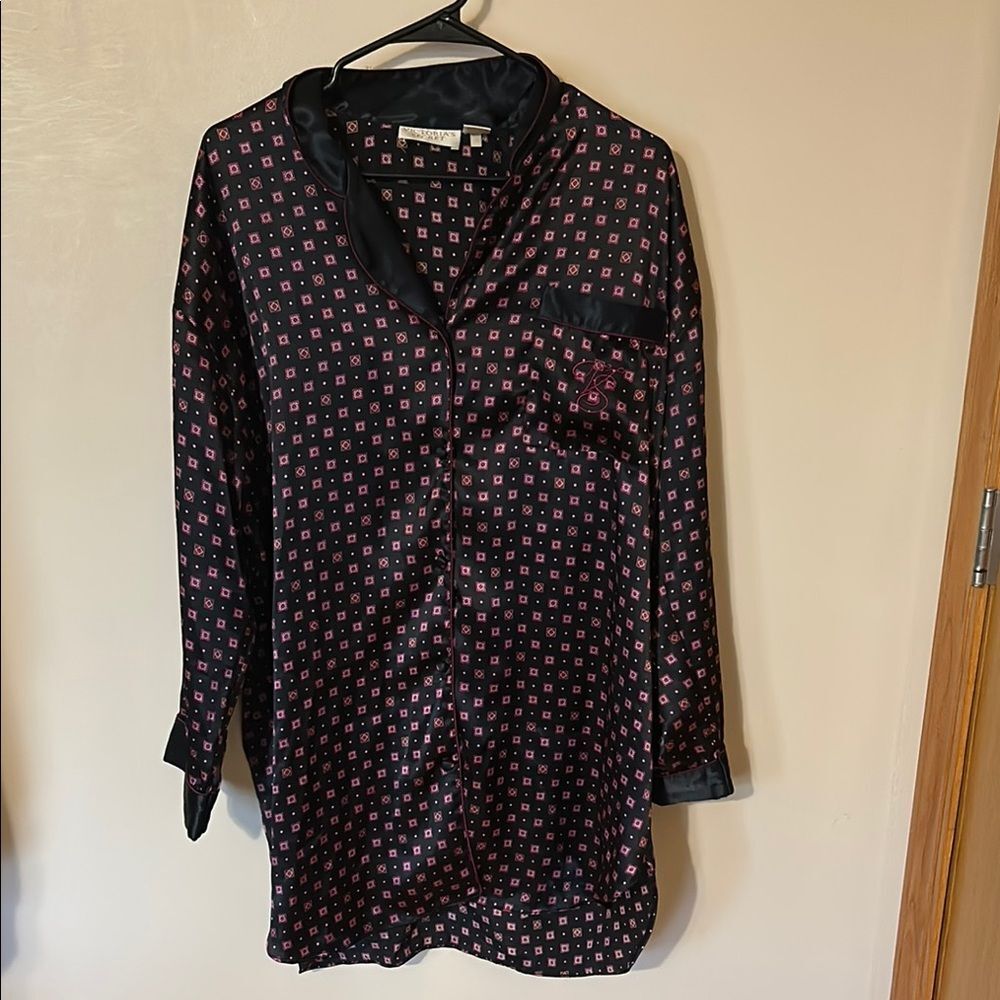 Vintage Victoria’s Secret allover print silky long sleeve sleep shirt size L